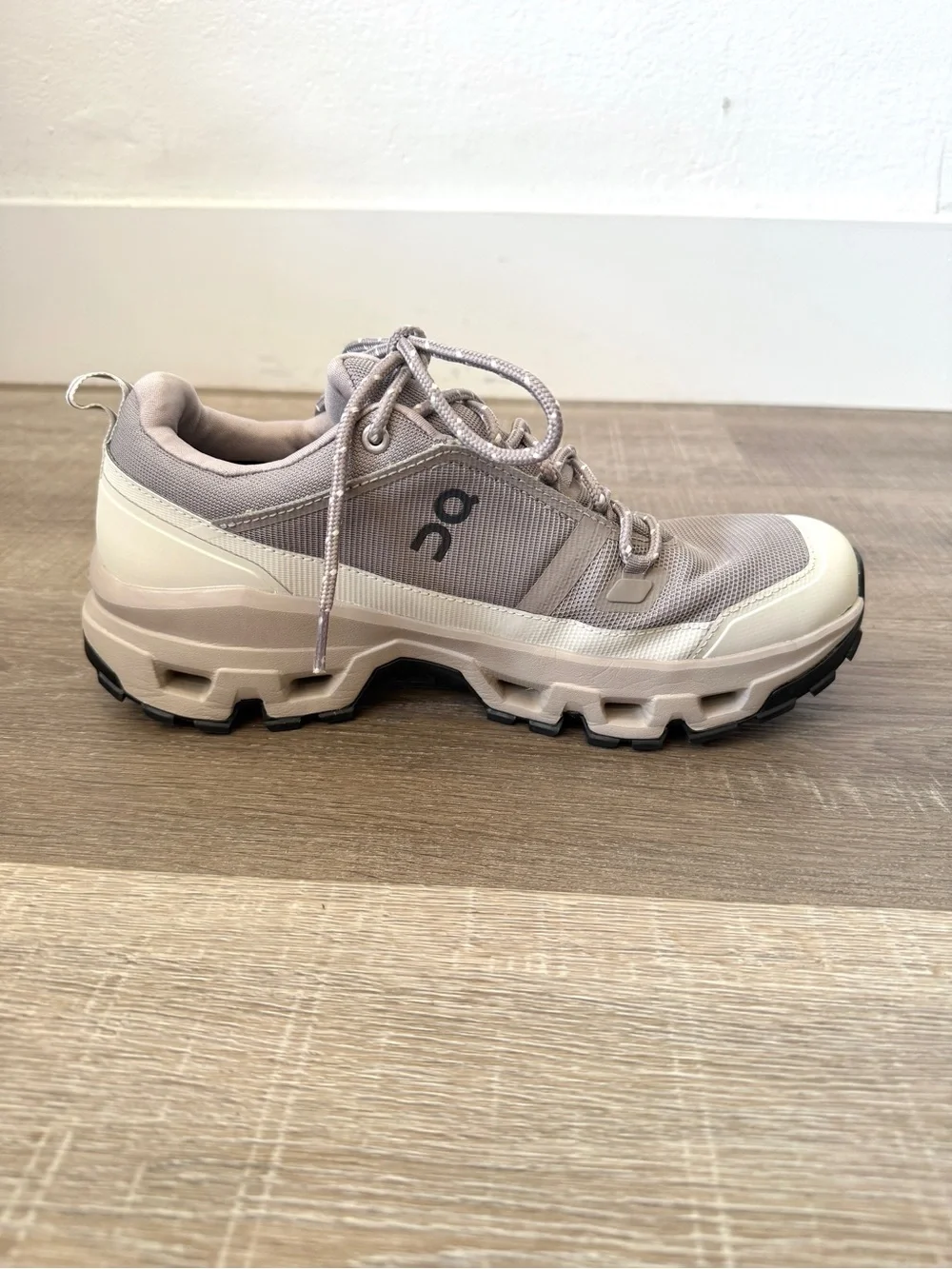 On Cloudrock Low WP Waterproof  Mauve / Taupe Size 8 Men's Hiking Shoes